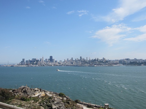San Francisco vue d'Alcatraz (au premier plan, des maisons de gardiens en ruines)