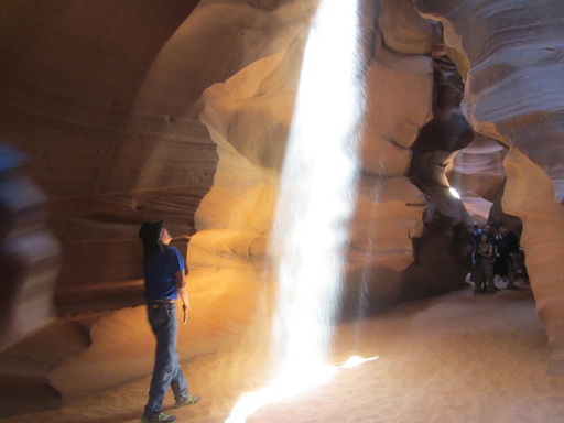L'un des guides navajos jette du sable pour les photos