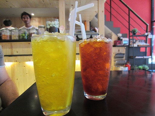 Nos première boissons thaïlandaises : thé glacé pour Mathias, jus de chrysanthème pour moi