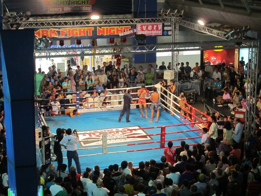 Un combat de boxe thaï organisé dans la rue