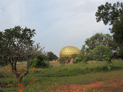 Le Matrimandir vu de loin