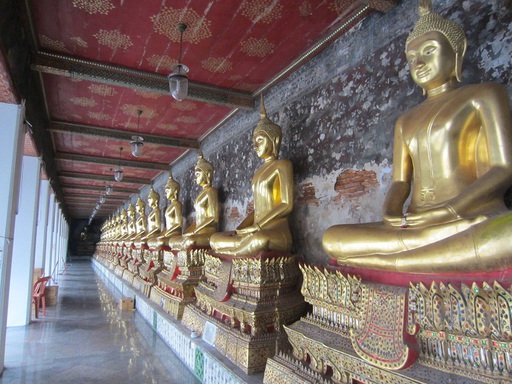 Galerie de bouddhas dans le Wat Suthat
