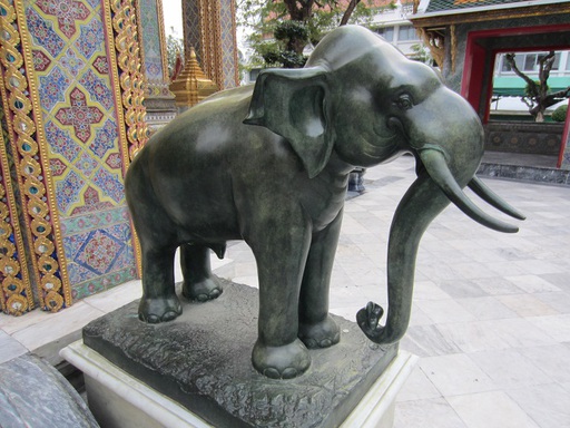 Une statue d'un temple voisin