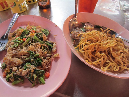 Rard-nah (nouilles au porc) et Guay-Teow-Kua-Gai (nouilles frites au poulet)