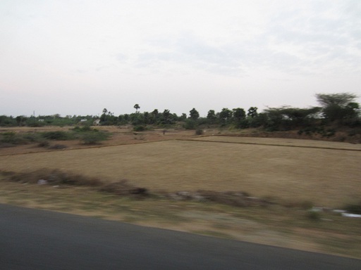 La campagne (le bus n'allait pas très vite, mais je n'avais pas encore trouvé les bons réglages pour mon appareil photo...)