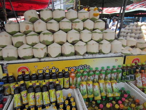 Pause boissons (en haut, lait de coco dans son emballage naturel)