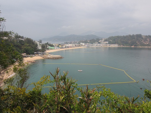 La plage avec ses filets de sécurité