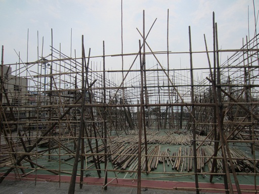 Construction en bambous devant le temple