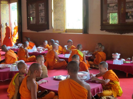 Le déjeuner des jeunes moines
