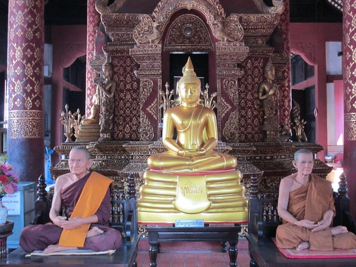 Avec les statues de cire des anciens dirigeants du monastère