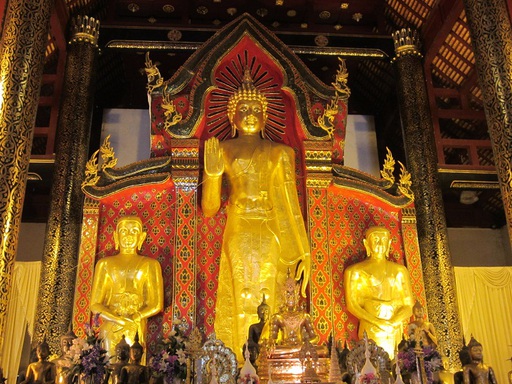 Dans le Wat Chedi Luang