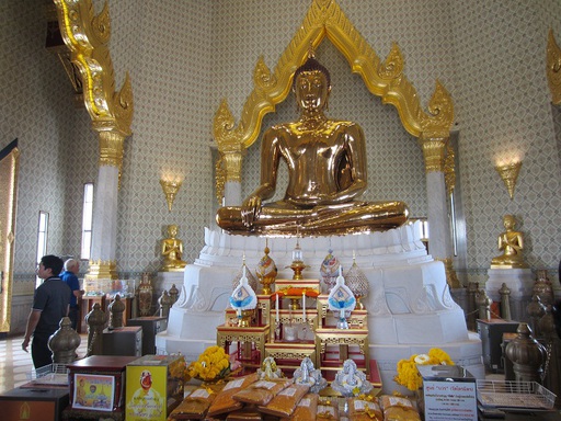 Le bouddha en or massif