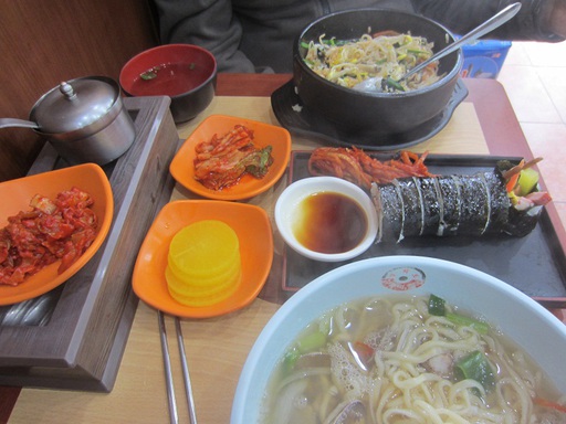 Notre menu idéal : soupe de nouilles, dolsot bibimbap (au fond) et kimpap (au milieu)!