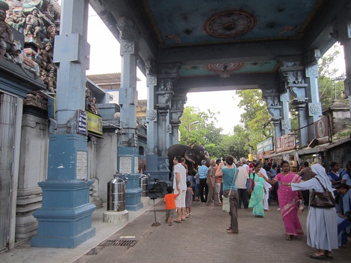 Quand on arrive (l'entrée du temple est à gauche, sous le panneau jaune)