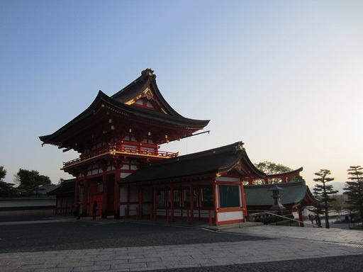 Le premier pavillon, le soir