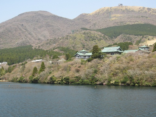 Un monastère sur le bord du lac