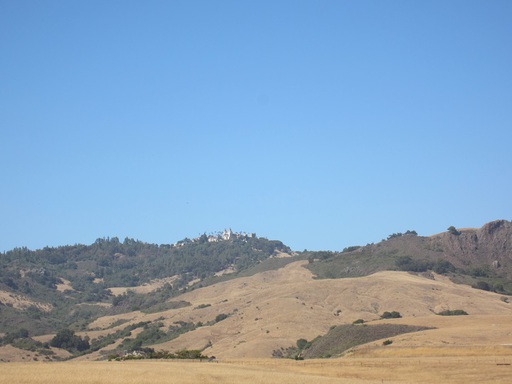 Le château, au loin