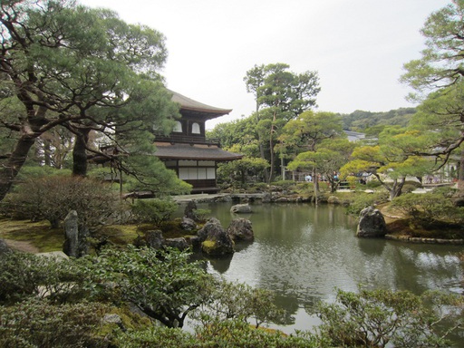 Dans le parc de Ginkaku-ji