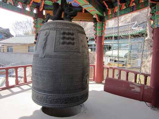 Une cloche à l'entrée d'un temple