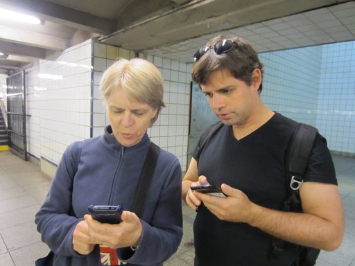 Mathias et Léna dans le métro : vite, internet!