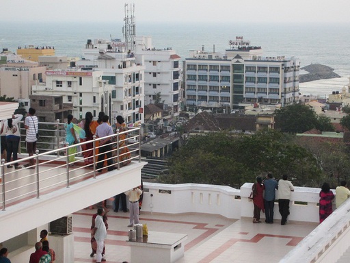 Tout le monde observe le spectacle depuis les toits-terrasses des hôtels