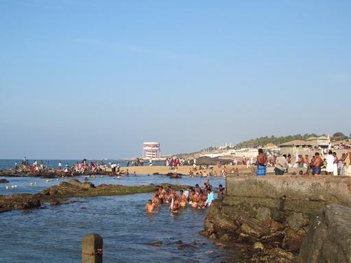 Des hindous se baignant à la pointe