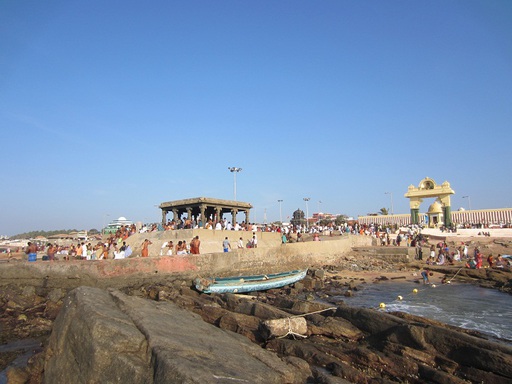 Vue sur le temple depuis le rivage