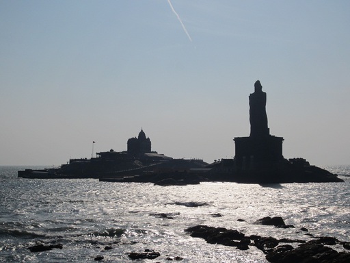 Le mémorial de Vivekananda et la statue de Tiruvalluvar à la lumière du soleil levant