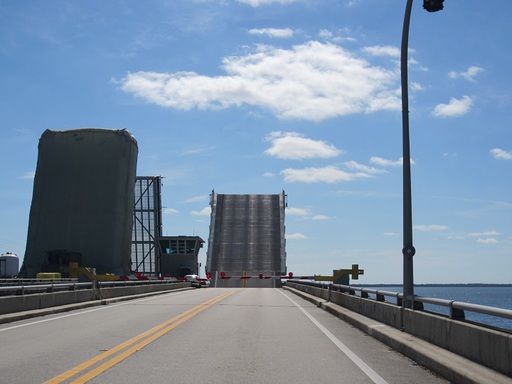 Le pont levant qui mène à Cap Canaveral