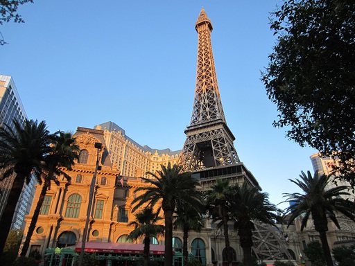 La tour Eiffel, un pied entre le Louvre et l'Opéra