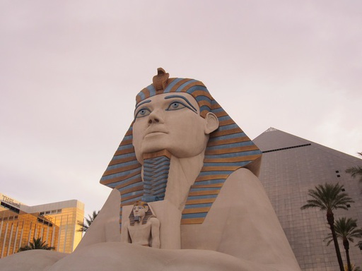 Le sphinx du Luxor, et derrière, l'hôtel