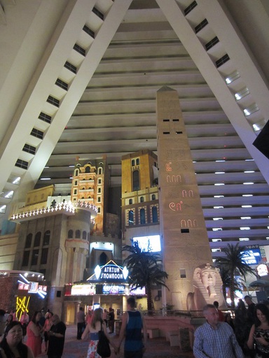 Reconstitution d'une ville égyptienne dans la food court