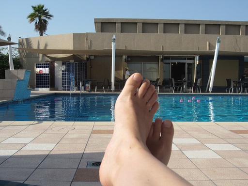 La piscine du club et mes pieds