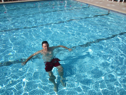 Mathias dans la piscine