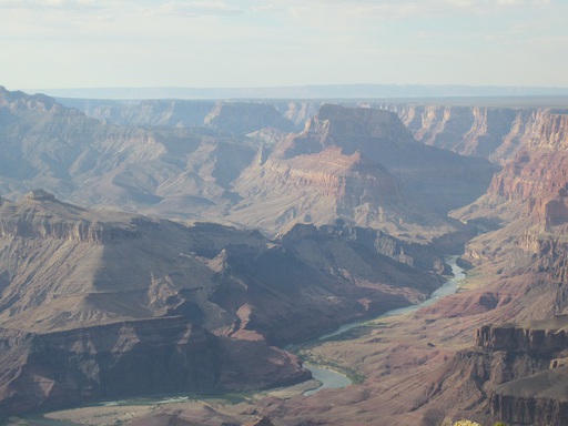 Vue de la rivière au fond du canyon