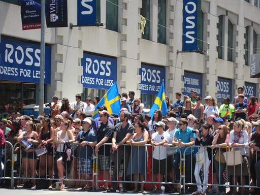 Passage de drapeaux suédois dans le public