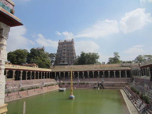 Dans l'enceinte du temple, un grand bassin