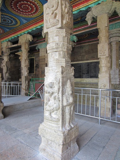 Statue-pilier