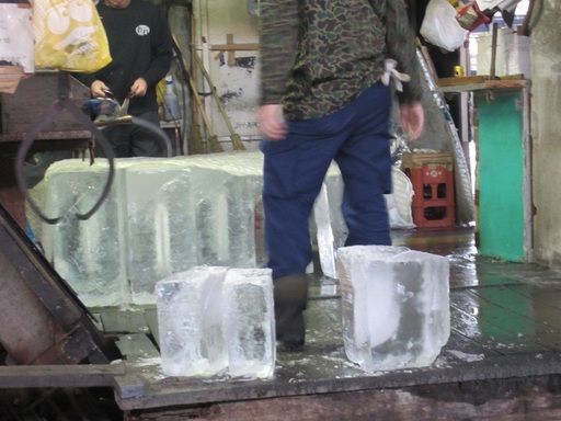 Le découpage des blocs de glace (à la scie)