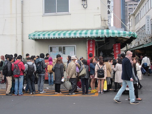 A la sortie, queue devant les restos de sushis