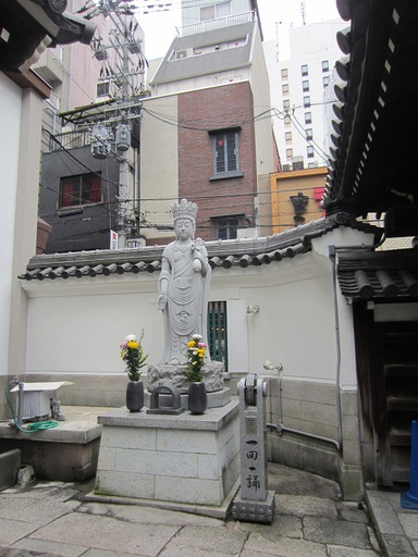 Dans un temple du quartier (Mitsu-dera)