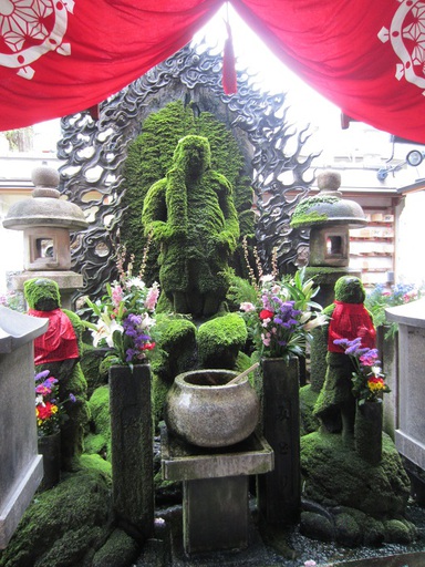 La statue de Fudo-myoo, couverte de mousse