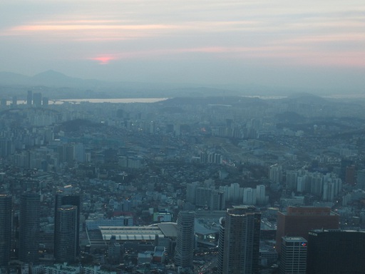 Vue de la ville au soleil couchant