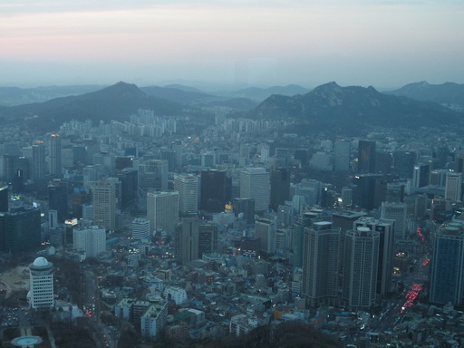 Vue de la ville au soleil couchant