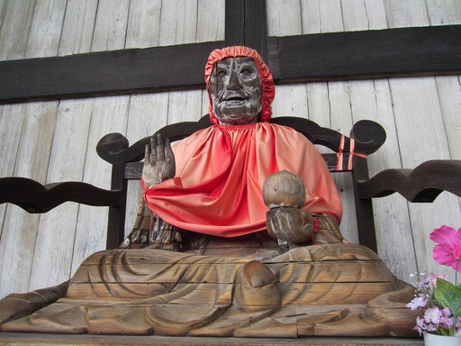 Un disciple du Bouddha, placé à l'extérieur