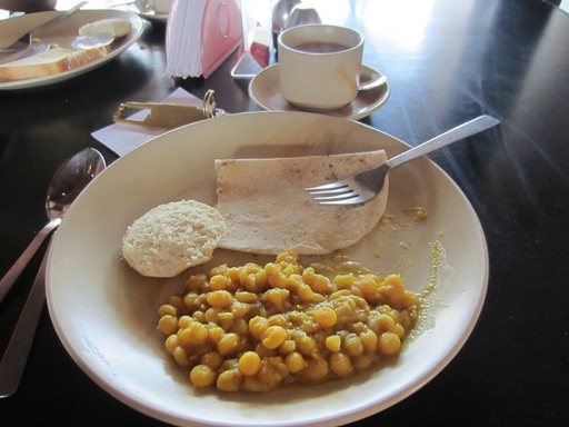 Au petit déjeuner : watanw bhaji (pois chiches avec légumes et curry), galette et idli (petit pain blanc)