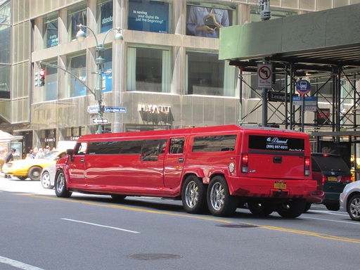 Une limousine dans la rue 