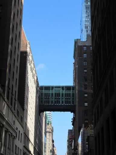 Un passage couvert entre deux immeubles