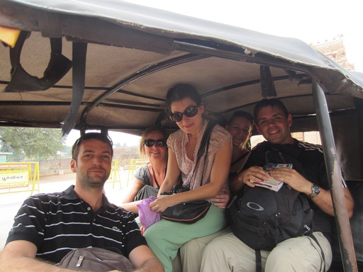 Alexis, Coralie, Mathilde, Marie-Hélène et Mathias dans le rickshaw