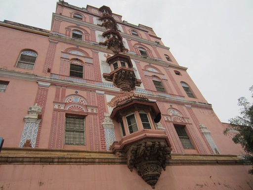 Une façade extérieure du palais